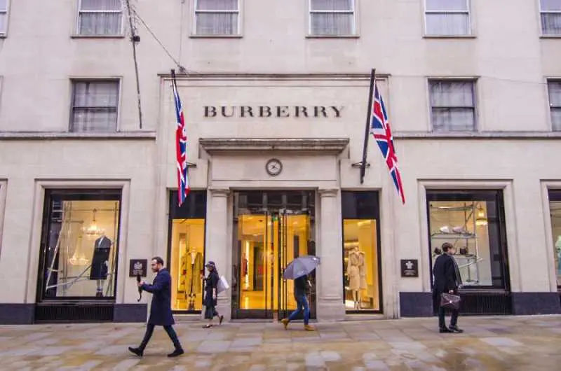 Burberry спира да използва кожи от животни в облеклото си