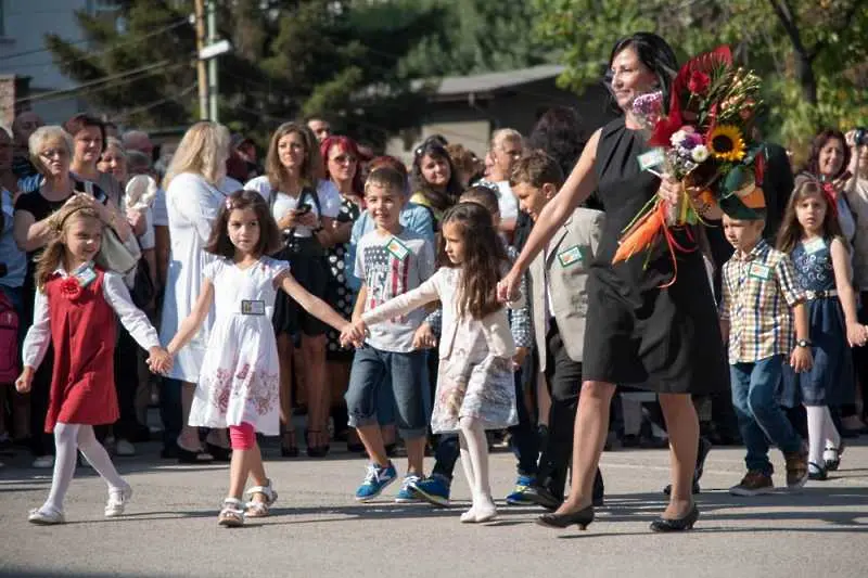 Увеличават минималната учителска заплата