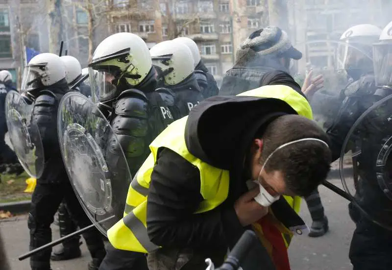 Полицията в Брюксел задържа близо половината жълти жилетки