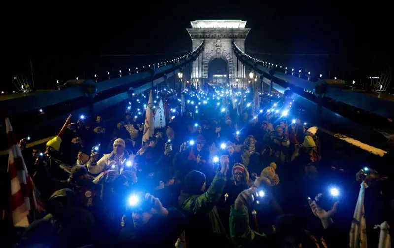 Поредна нощ на големи протести в Унгария (снимки)