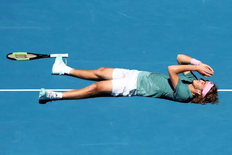 Гръцката тенис надежда Циципас продължава да смайва на Australian open