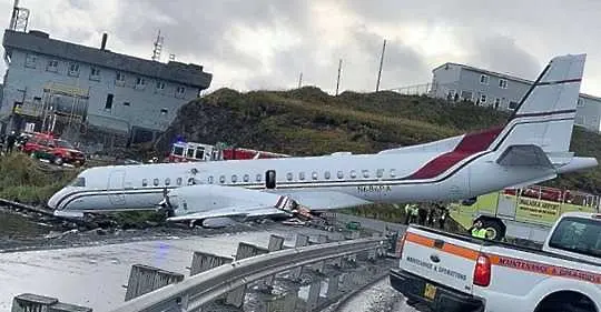 Самолет с ученици падна на магистрала в Аляска 