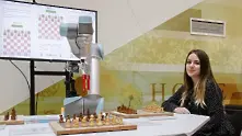 Роботът срещу шампионката - Нюргул Салимова премери сили с Chess Player