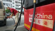 Нефтопреработвателеният гигант Petrochina съкращава производството с 320 хил. барела на ден