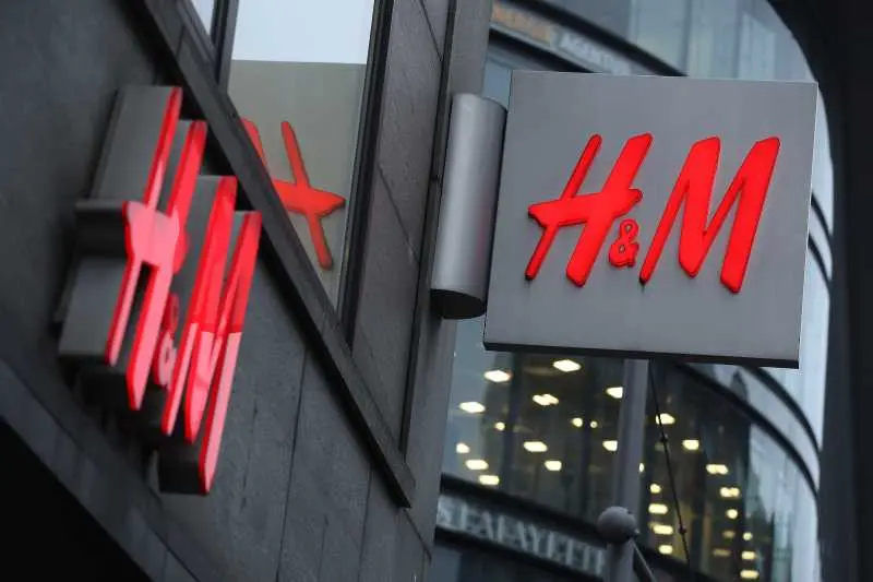 H&M затвори временно близо 100 магазина в САЩ