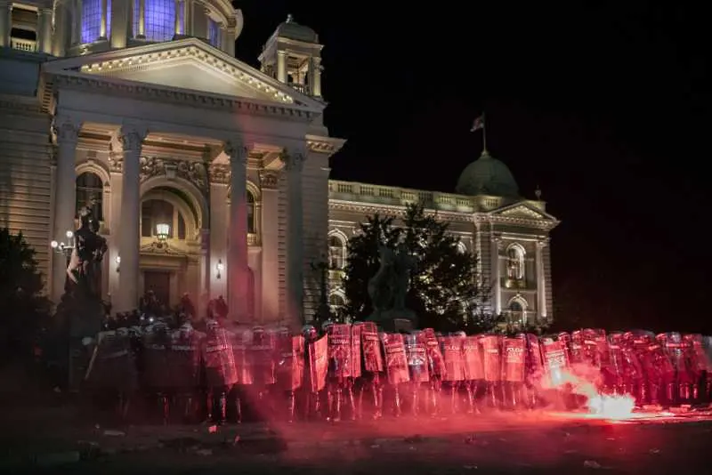 Поредна нощ на протести и насилие пред парламента в Белград