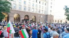 Третият протест в София премина без ескалация на напрежението, двама полицаи са ранени