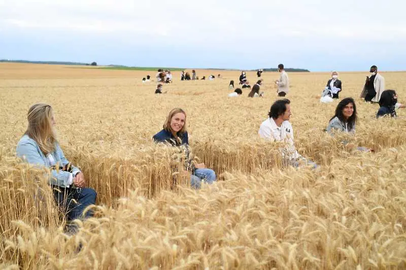 Площад „Кралица“ в центъра на британския град Бристол осигурява спазването на социална дистанция с помощта на очертани върху тревата 374 бели сърца, които ориентират посетителите в поддържането на разстояние от поне един метър помежду си. /Getty Images