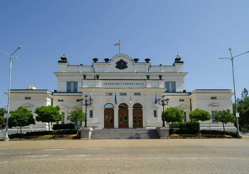 Депутатите се събират на извънредно заседание, протестиращите ги посрещнаха с яйца и домати