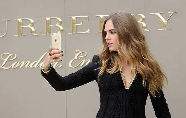 Burberry влезе под кожата на младите и се върна към растеж