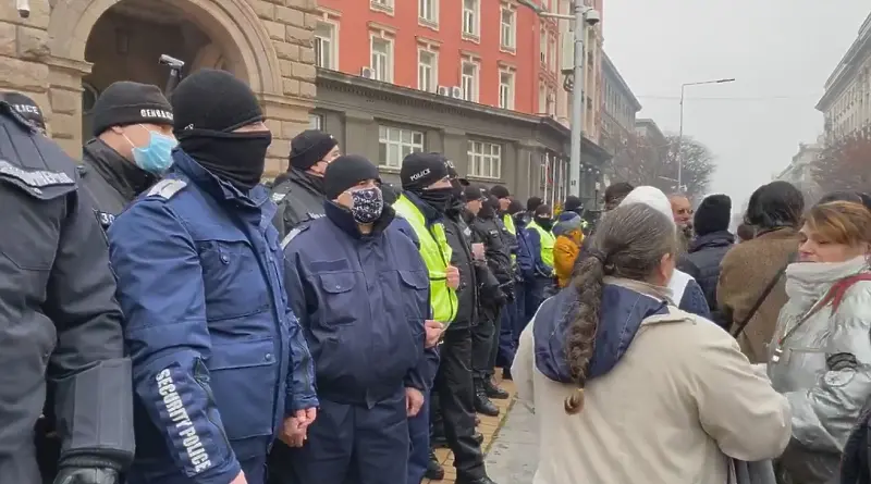 Протест в центъра на София срещу затягането на мерките. Недоволни опитаха да влязат в сградата на МС