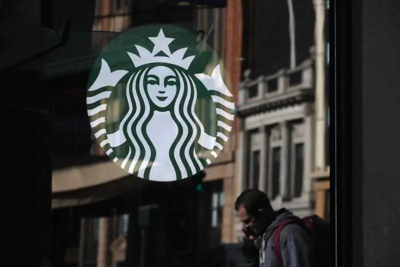 Starbucks вдига заплатите на част от служителите