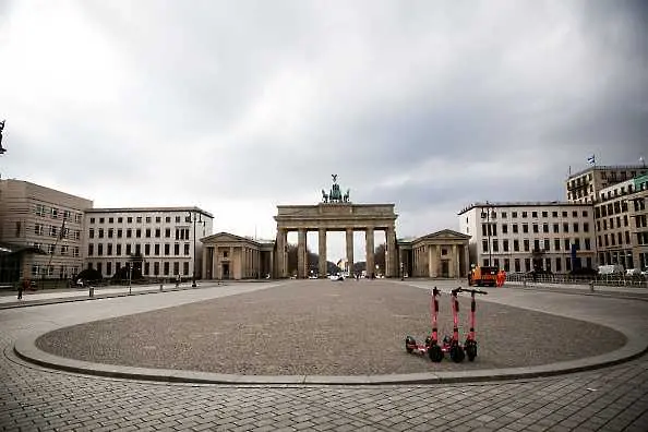 Германия се затваря, Лондон въвежда най-високата степен на противоепидемични мерки