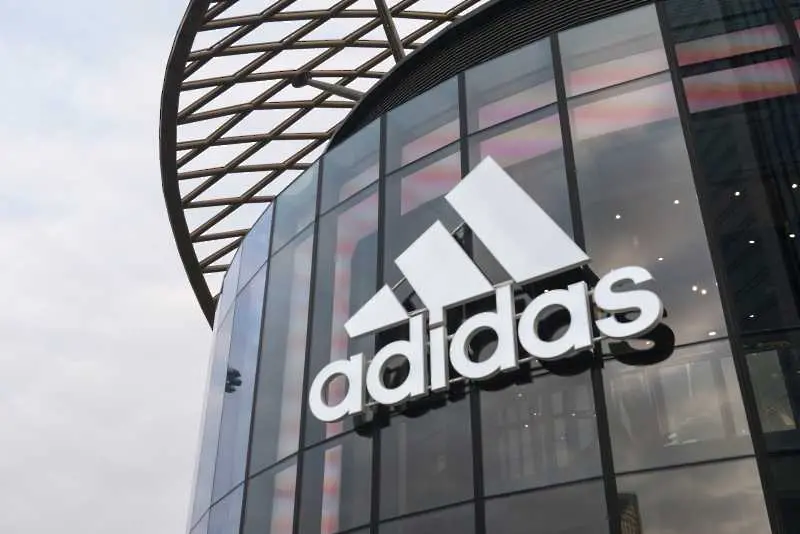 Adidas ще продължи да отваря магазини въпреки пандемията