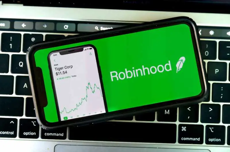 Robinhood мина в режим на саморегулация. Ще ограничава сделките с акции на 8 компании