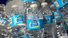 Nestlé продава повечето си марки за вода в САЩ и Канада