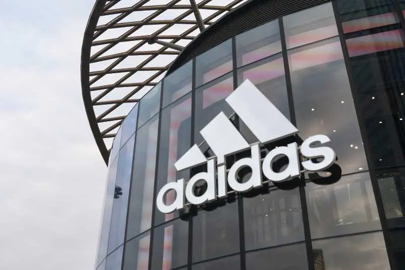 Adidas пуска три модела маратонки, вдъхновени от сериала Семейство Симпсън