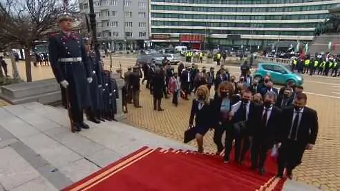 Има такъв народ ръкопляскаха на протестиращи пред парламента