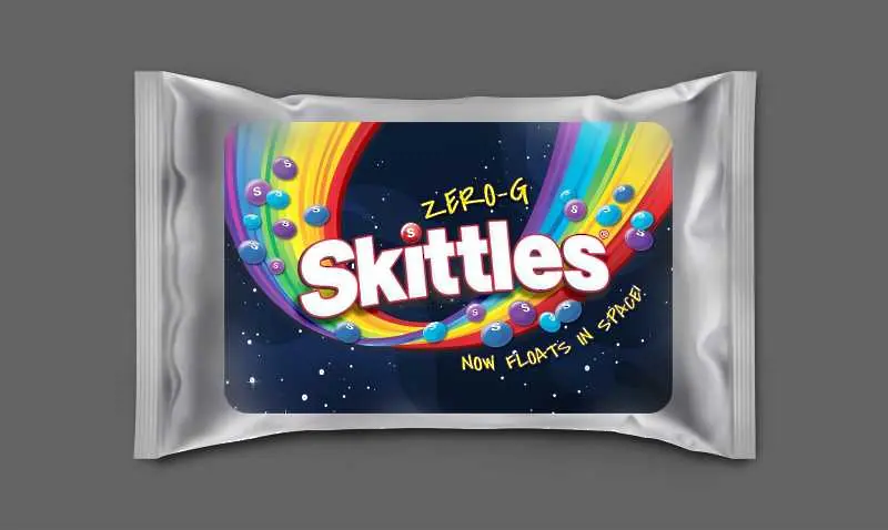 Skittles пуска серия „космически“ бонбони