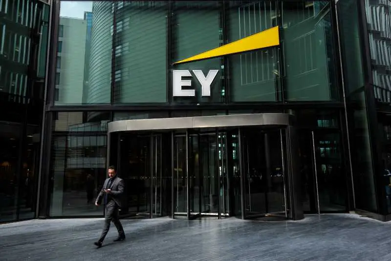 Великобритания глоби EY за проблеми с одит на транспортна фирма