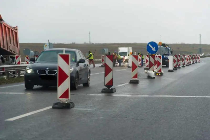 Държавата спира плановите ремонти на пътища