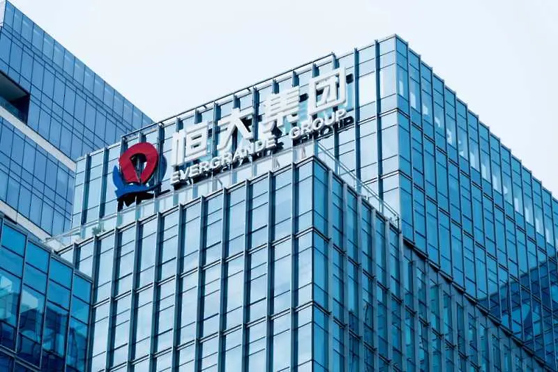 Сривът на акциите на Evergrande продължава. S&P смята, че фалитът е вероятен