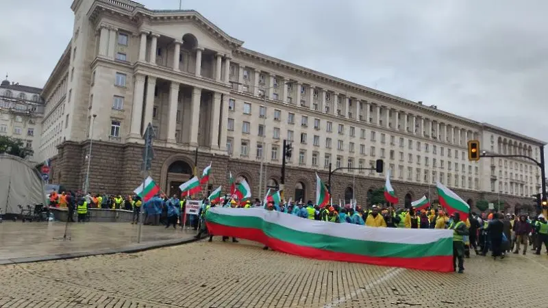 Протестът на пътищарите продължава, Комитова кани на среща собствениците на пътни фирми