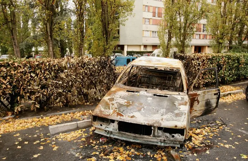 Необичайна традиция: Над 800 коли изгоряха във Франция в новогодишната нощ