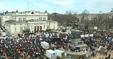 Протестиращи опитаха да щурмуват парламента