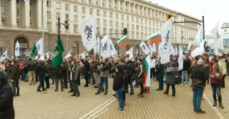 Премиерът към протестиращите срещу зеления сертификат: Тук съм, за да чуя вашите критики