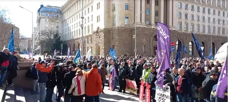 Пожарникари и спасители оставиха фитнес уреди пред МС в знак на протест 