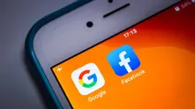 Акциите на Facebook и Google вървят в противоположни посоки. Причината е в Apple