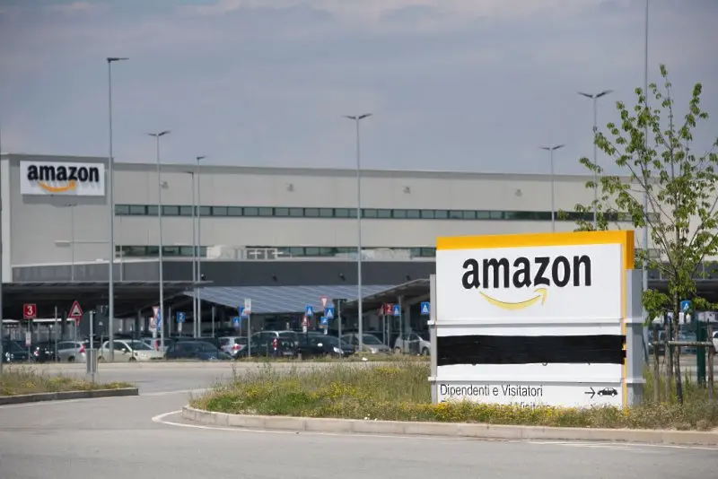 Amazon отчете най-бавния тримесечен растеж на приходите от спукването на дотком балона