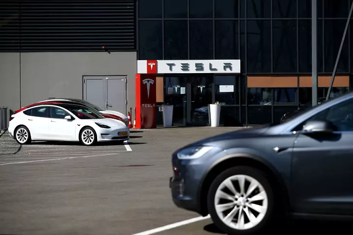 Водещ инвеститор в Tesla призова за обратно изкупуване на акции за 15 млрд. долара 