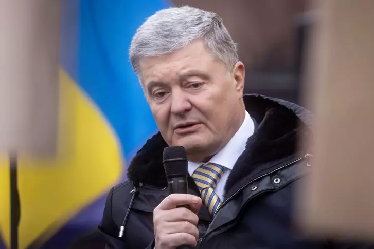 Порошенко успя да излезе зад граница след два неуспешни опита и обръщение към Зеленски