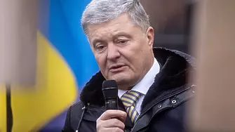 Порошенко успя да излезе зад граница след два неуспешни опита и обръщение към Зеленски