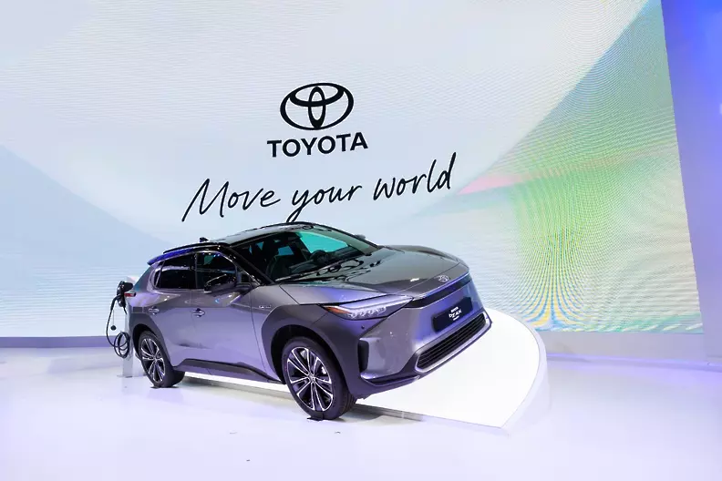 Toyota изтегля 2700 електромобила от пазара 