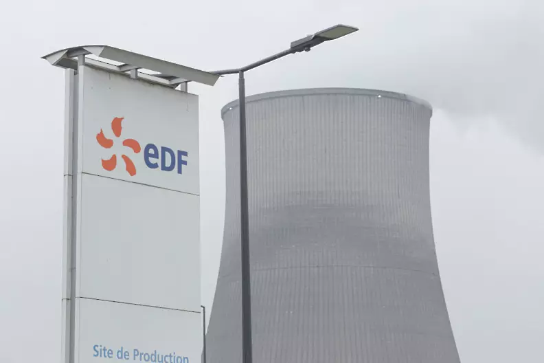 Франция национализира изцяло енергийния гигант EDF