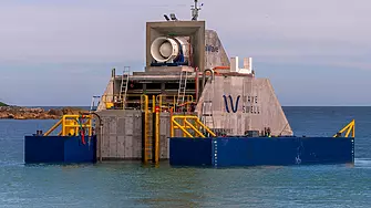 Плаваща електроцентрала добива ток от морските вълни 