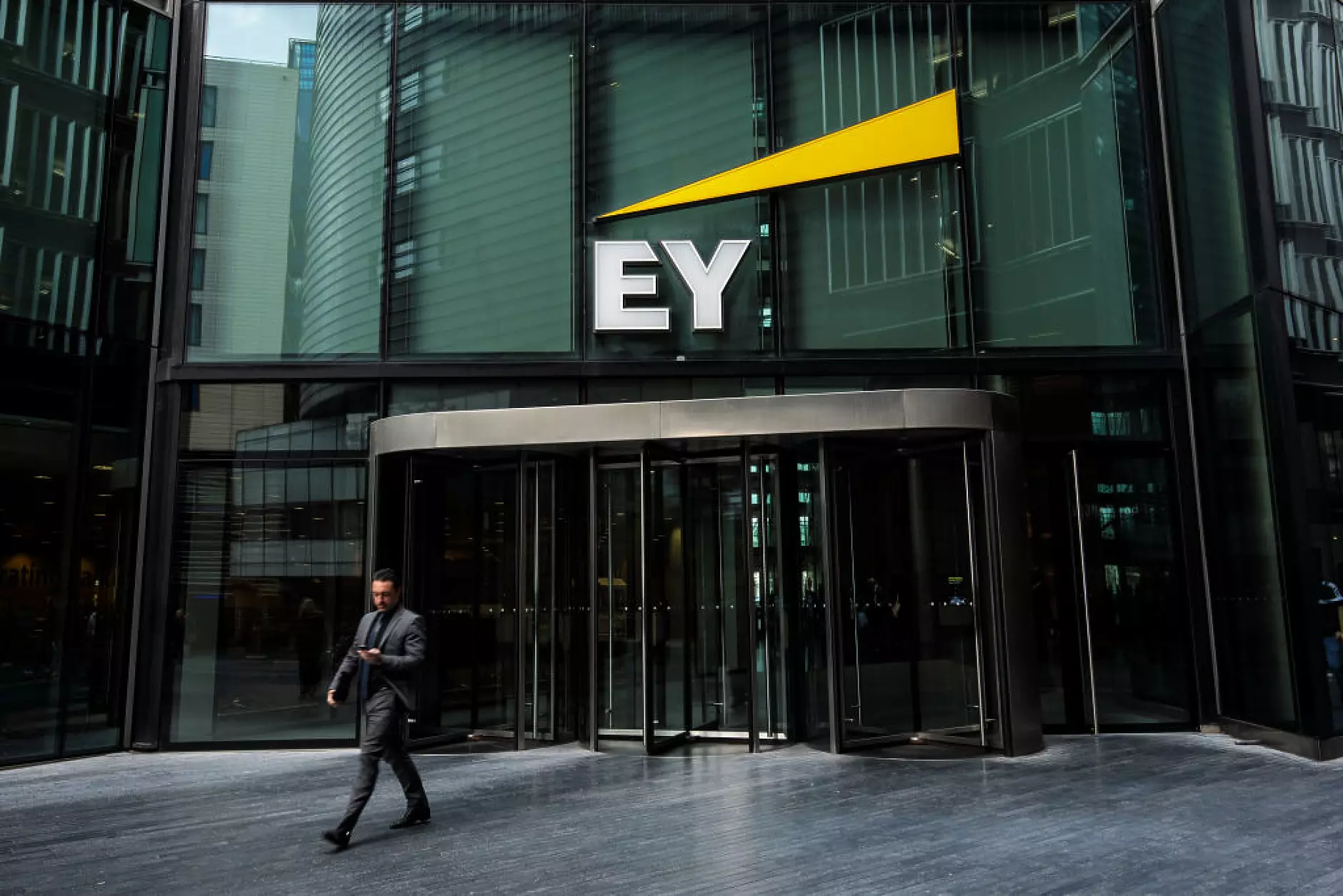 Ernst and Young планира да раздели одиторските и консултантските си услуги в отделни компании