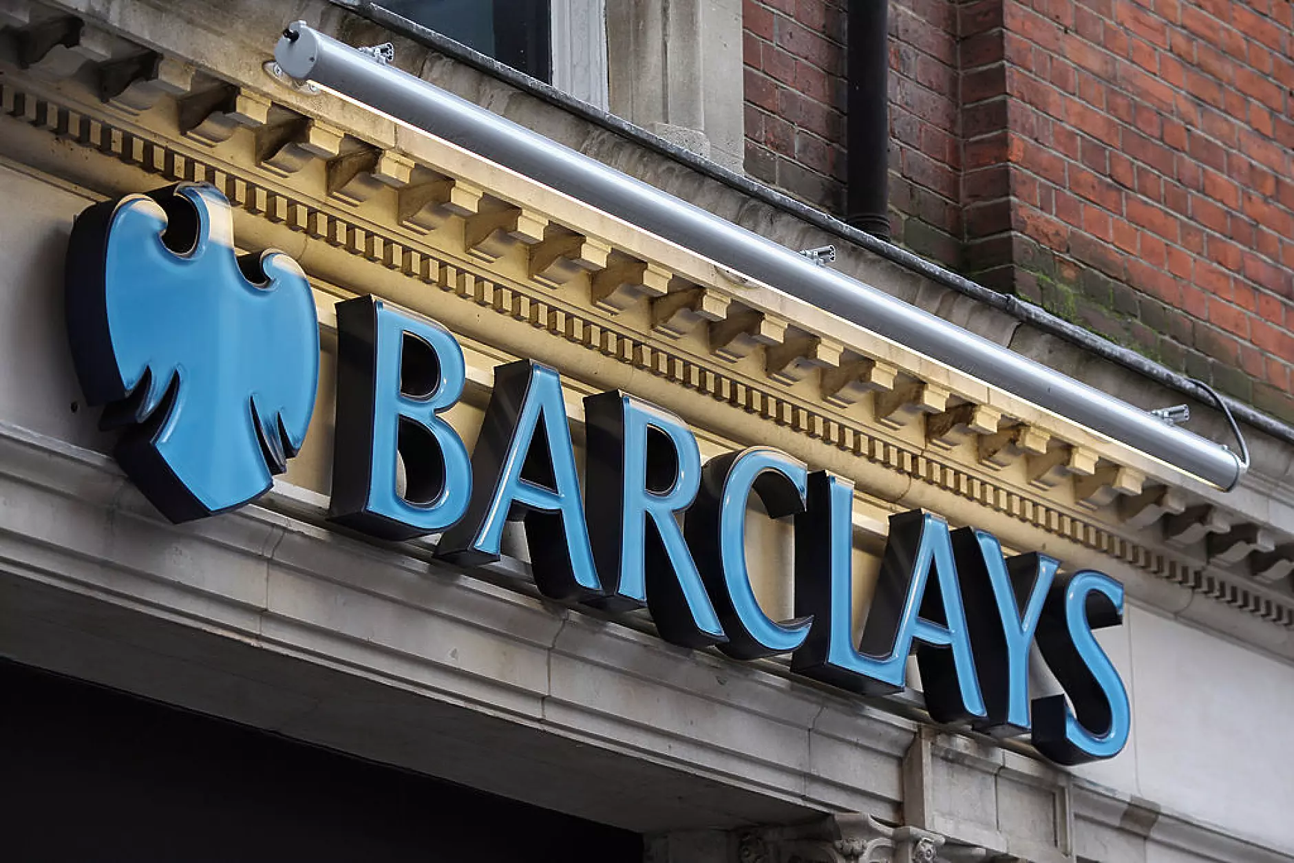 Barclays плаща 361 млн. долара неустойки за нерегистрирани трансакции