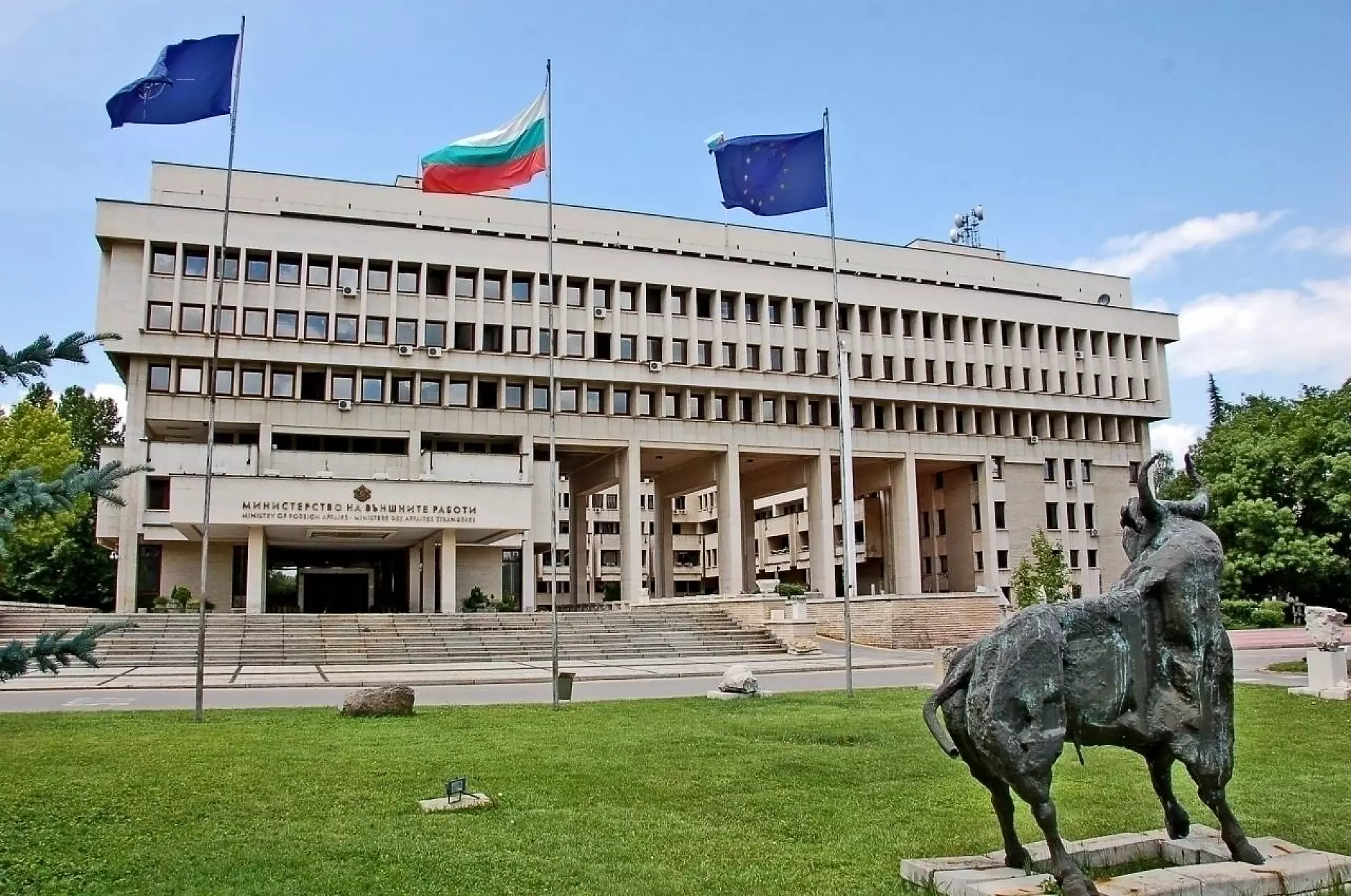 Служителите във Външно министерство започват символична стачка