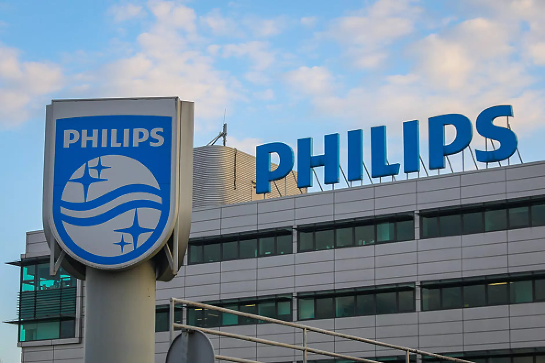 Нов шеф на Philips противодейства на спада на продажбите със съкращения на персонала