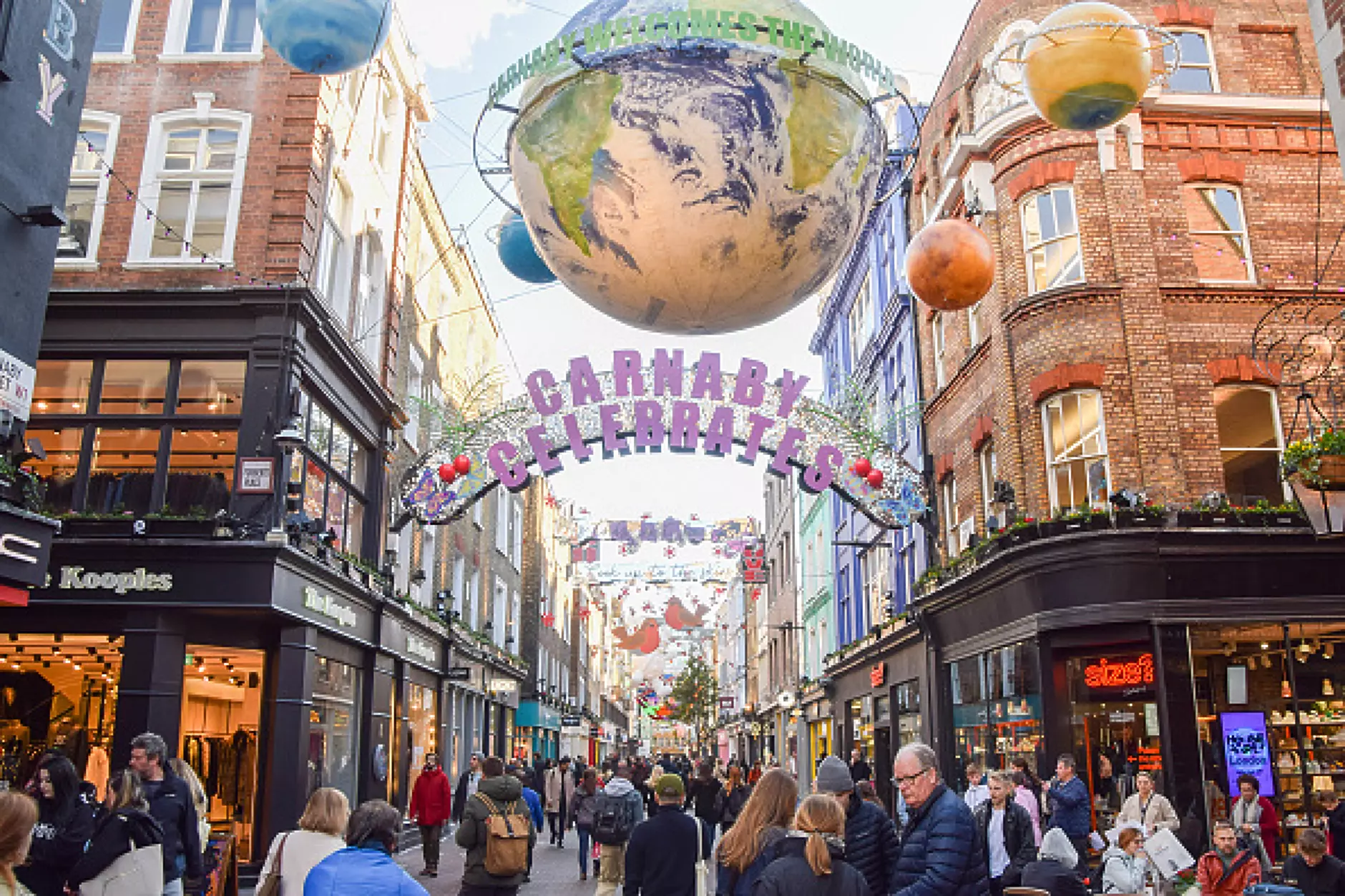 Коледната украса на емблематичната лондонска улица Carnaby Street. Снимка: Getty Images