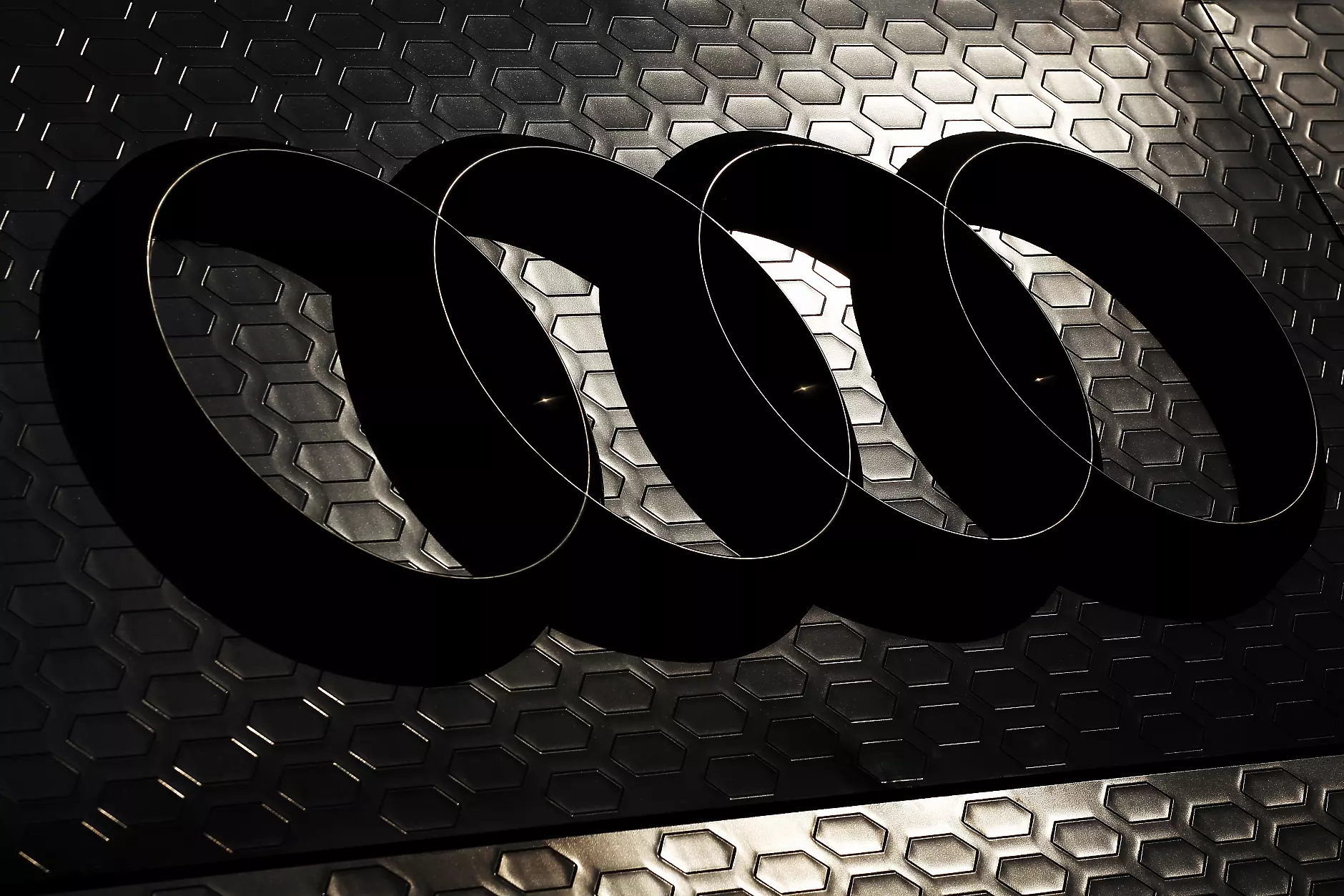 Audi променя фирменото си лого