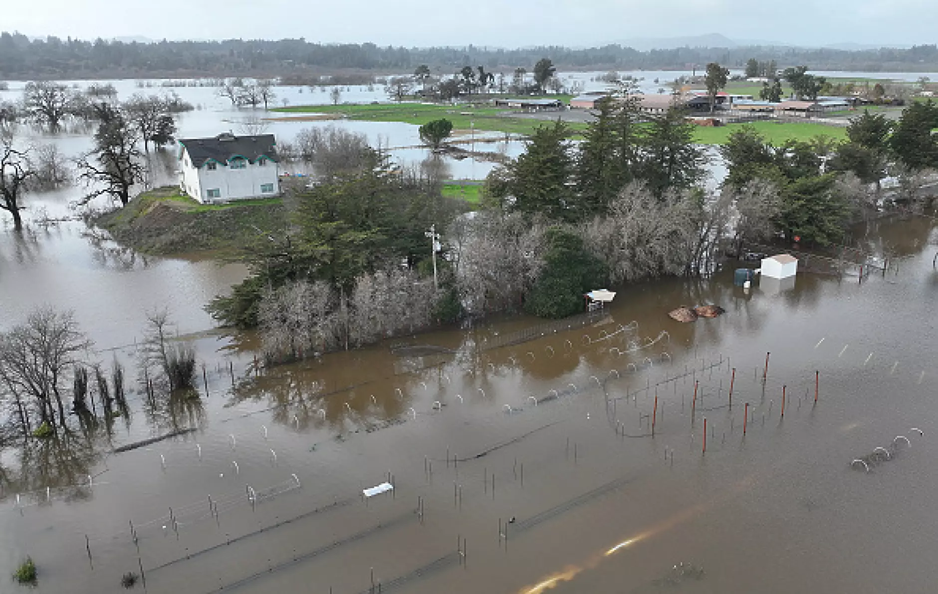 Ферма, напълно откъсната от света от придошли води. Снимка: Getty Images