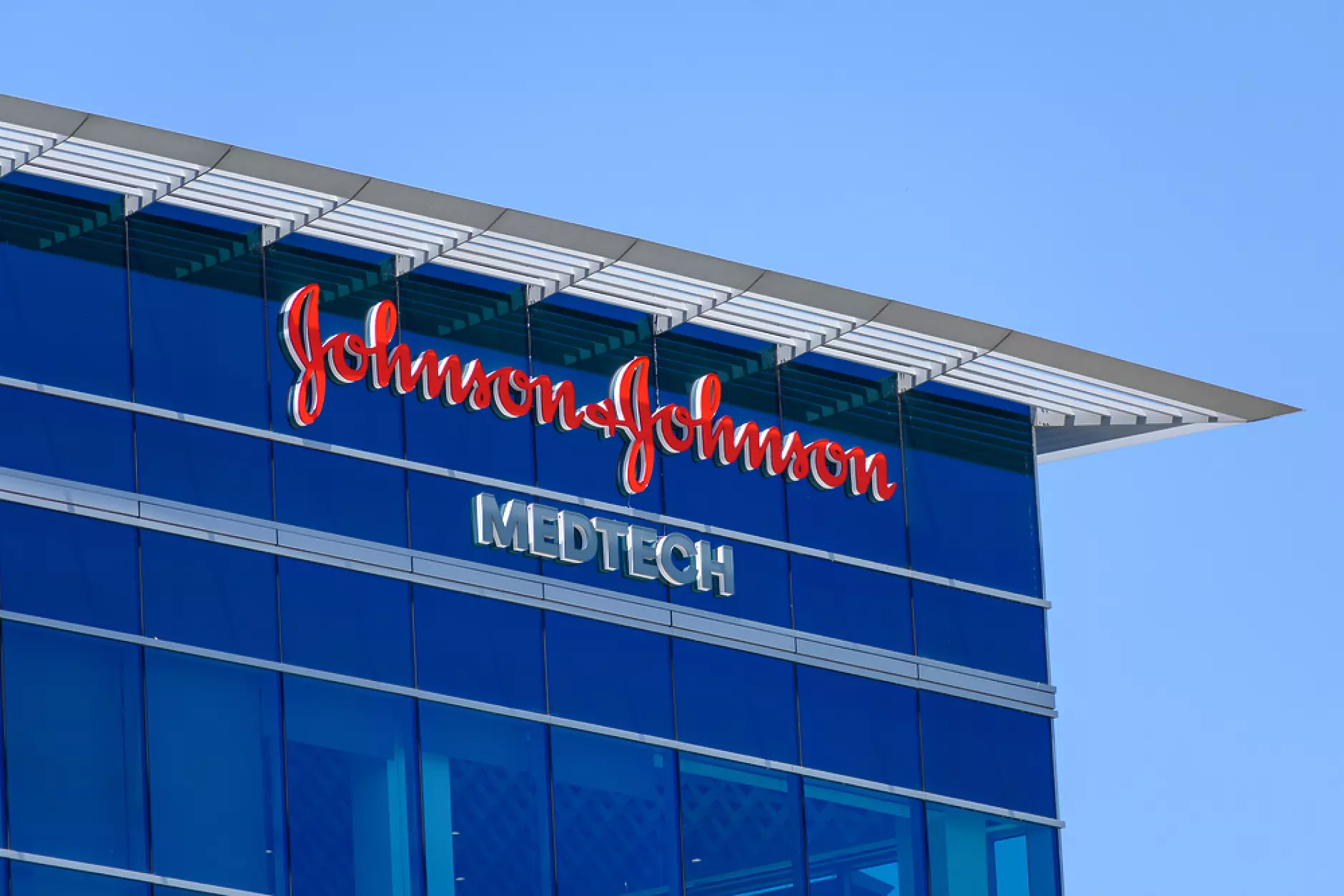 Johnson & Johnson отчете спад на печалбата си с 26%