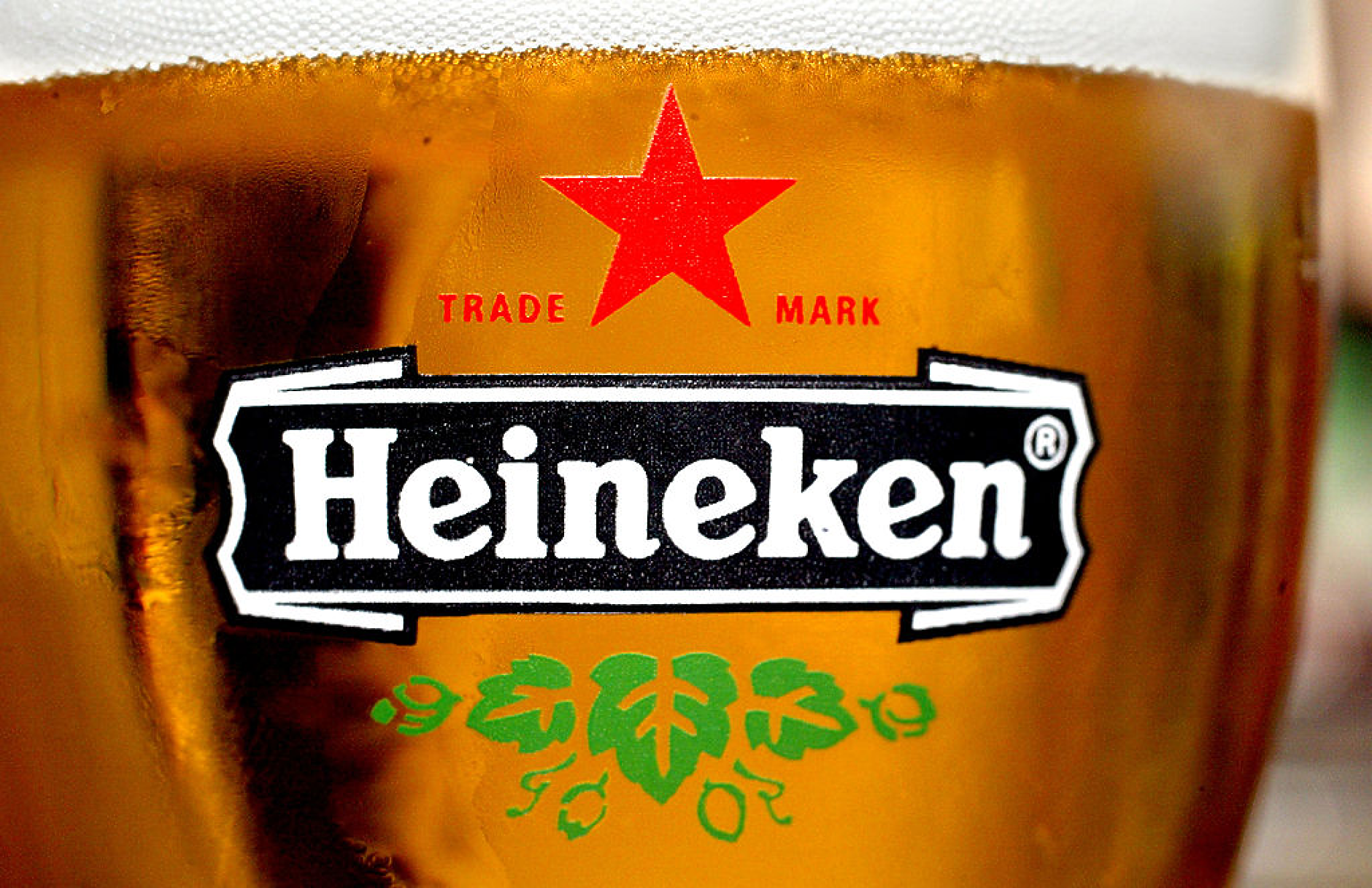 Бил Гейтс купи акции в Heineken за близо 1 млрд. долара.