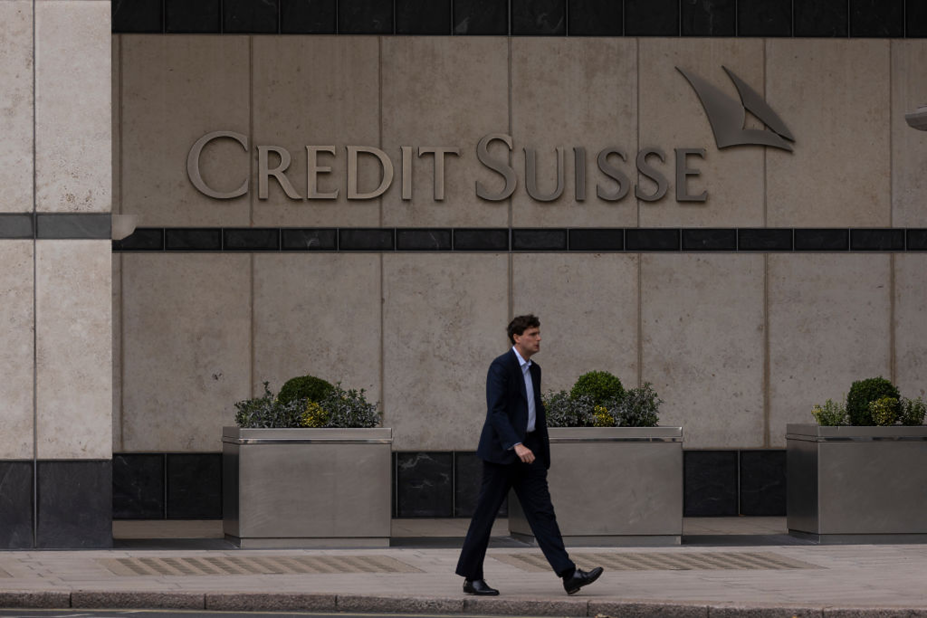 Ново дъно за акциите на Credit Suisse след отказана допълнителна подкрепа от водещ акционер в банката