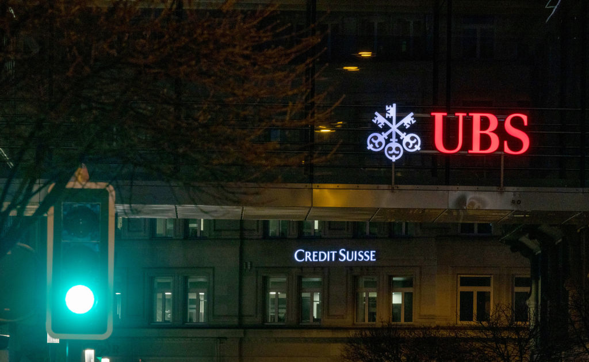 UBS се съгласи на спасителна сделка за купуване на закъсалата Credit Suisse